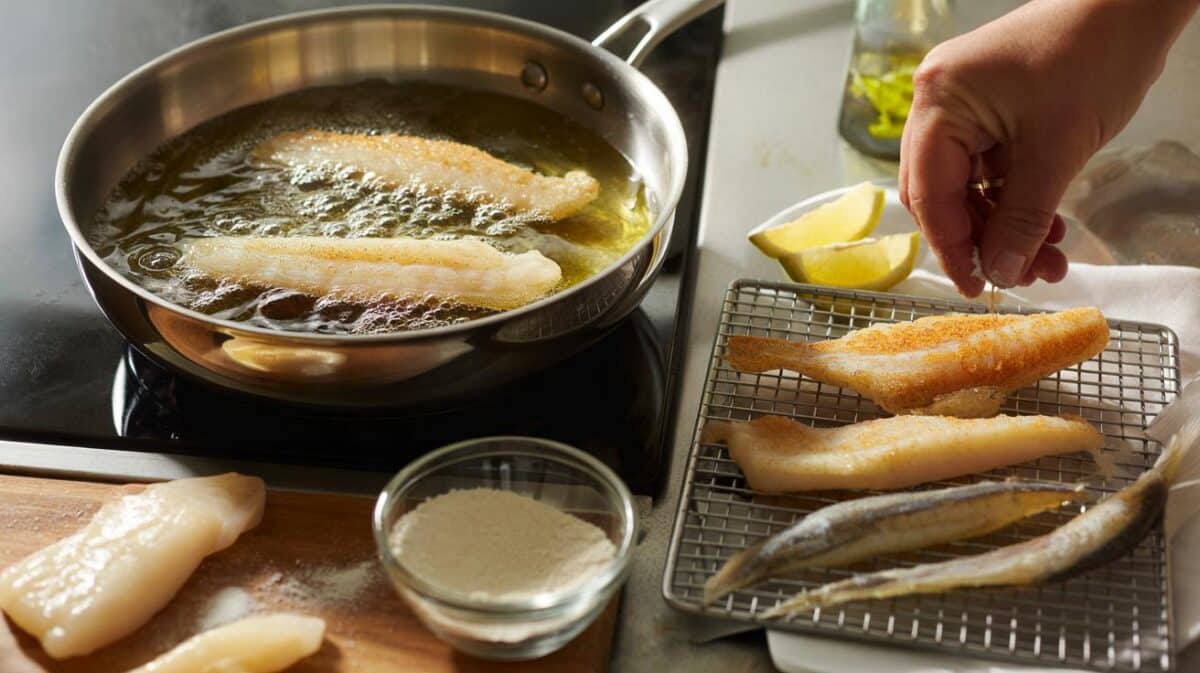 Karlos Arguiñano te reta: ¿puedes freír pescado crujiente con 60 g de harina, sin pan ni huevo?